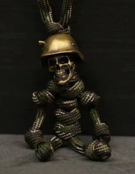 Schlüsselanhänger - Paracord - Schädel mit Stahlhelm Schlüsselanhänger - Paracord - Schädel mit Stahlhelm