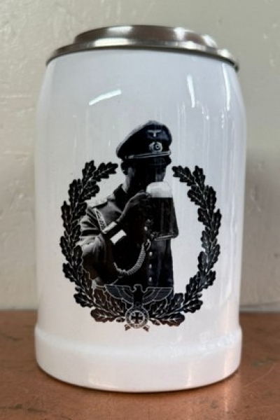 Bierkrug mit Zinndeckel - Prost Kameraden Bierkrug mit Zinndeckel - Prost Kameraden