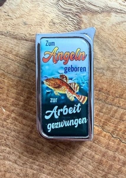 Feuerzeug - SM - Zum Angeln geboren - zur Arbeit gezwungen - Motiv 1 Feuerzeug - SM - Zum Angeln geboren - zur Arbeit gezwungen - Motiv 1